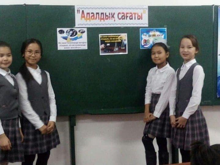 Мектебімізде бірыңғай "Адалдық сағаттары"  атты тәрбие сағаттары өтті.