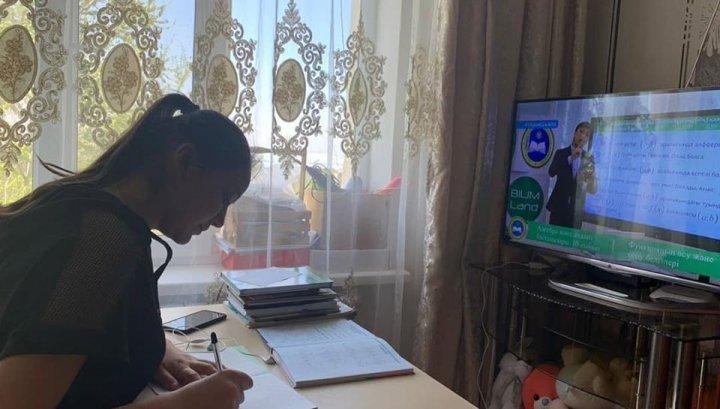 Оқушыларының "БАЛАПАН" арнасынан телесабақтарды көріп отырған сәттерінен!