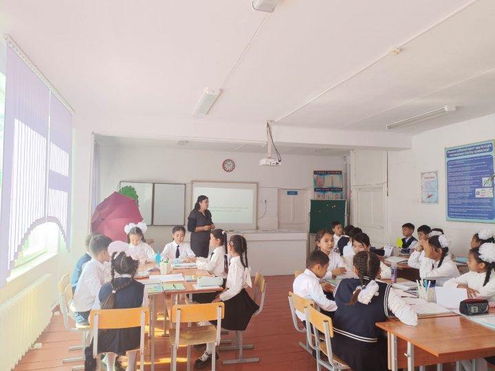 "Ең үлкен ортақ бөлгіш.Ең кіші ортақ еселік.Өара  жай сандар" тақырыбында тәжірибе алмасу сабағын өткізді.