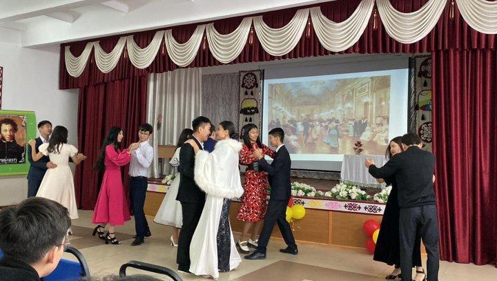 "Литературный вечер по роману А.С.Пушкина "Евгений Онегин",тақырыбында сыныптан тыс іс-шара өткізді.